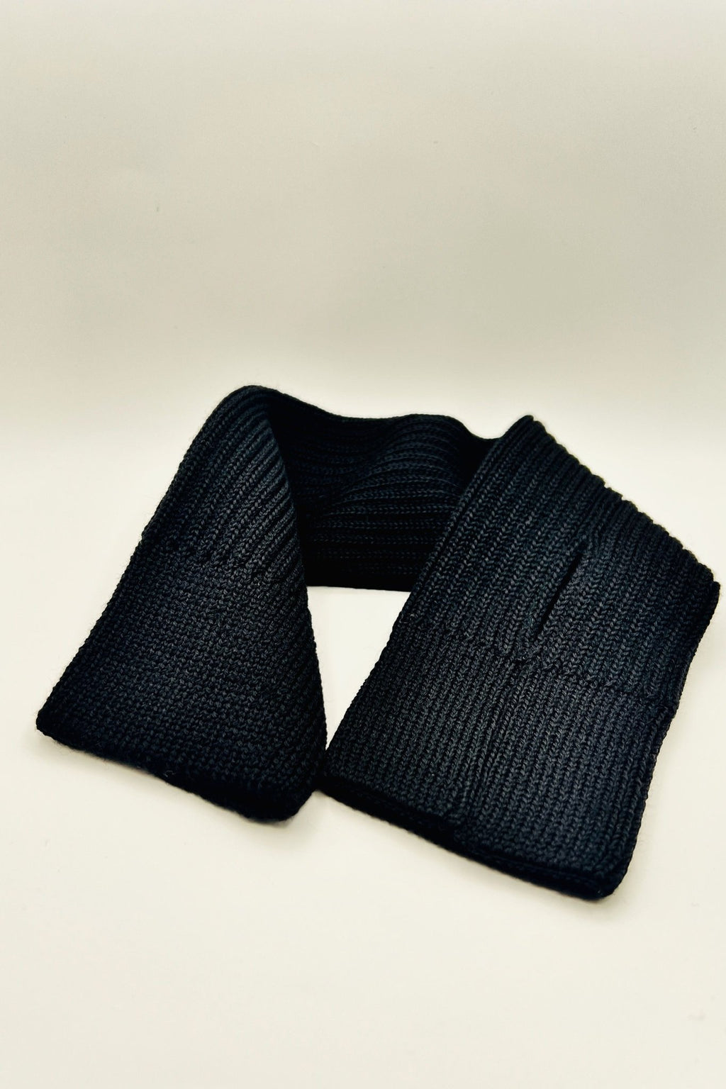 R1 solid-black