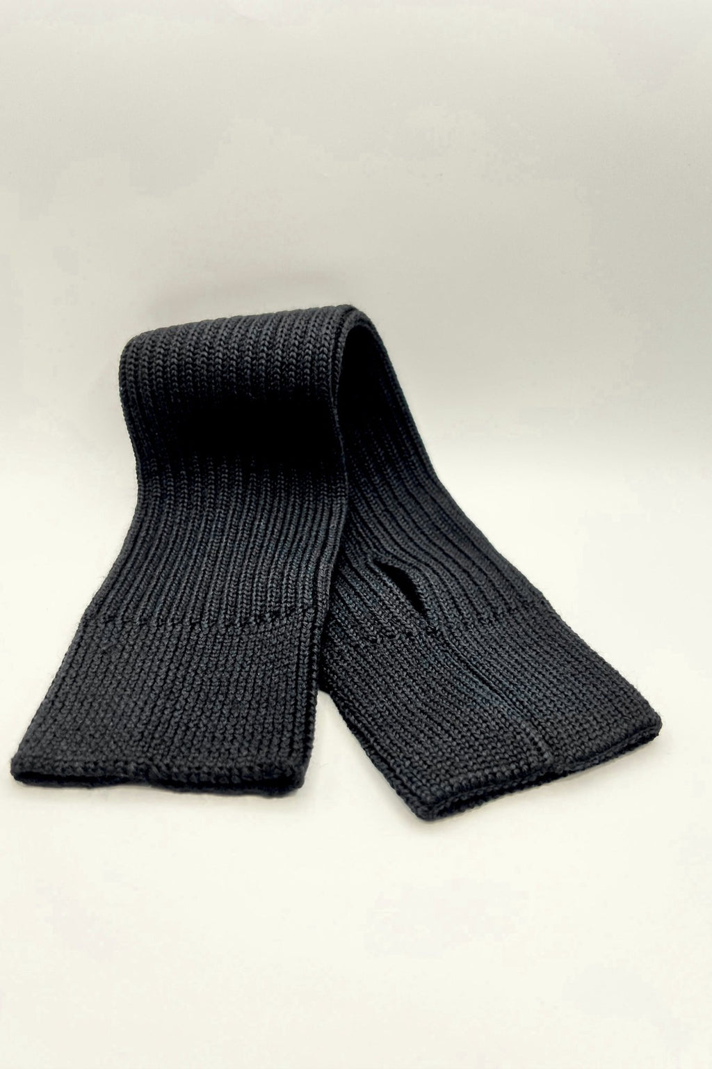 R1 solid-black