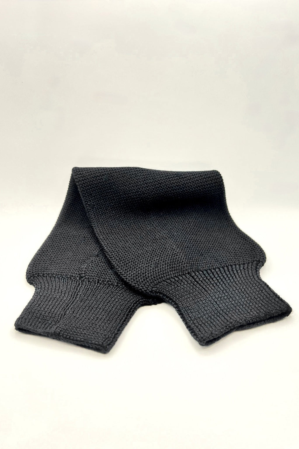 R2 solid-black