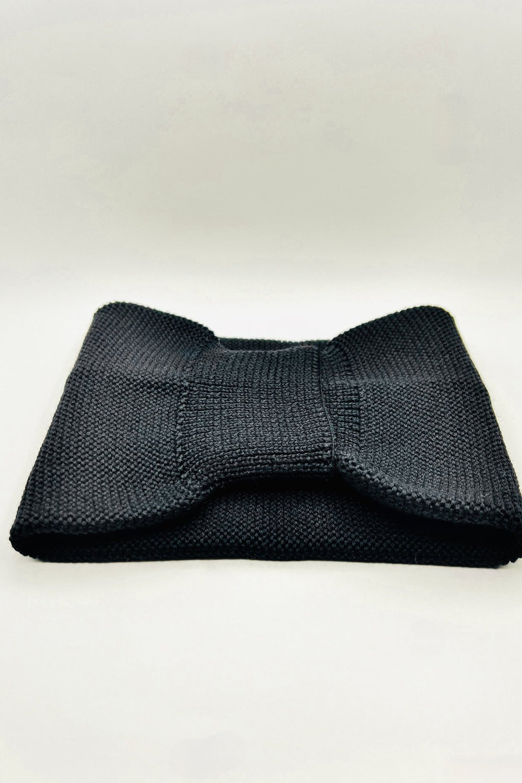 R2 solid-black
